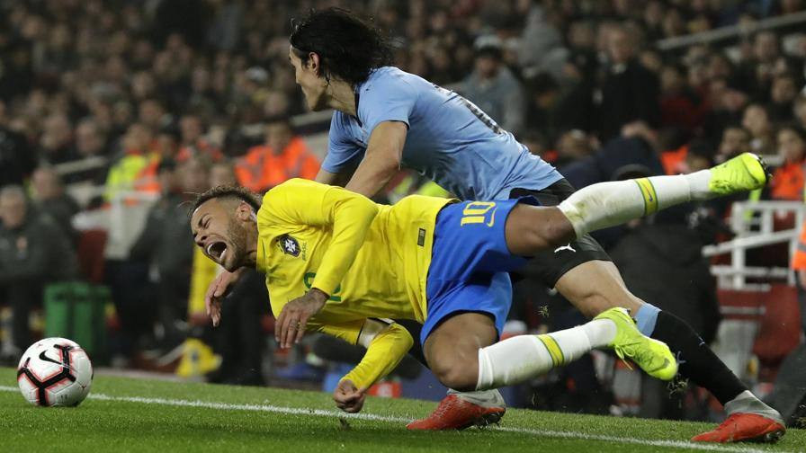 Edinson Cavani saat menjatuhkan Neymar #1